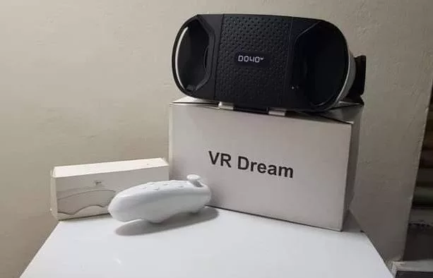 عینک های VR همراه با دسته controller.